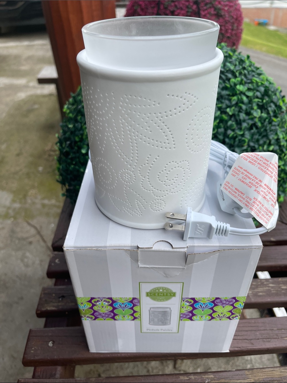 BNIB Scentsy White Pierced Floral Electric Warmer with Frosted Dish